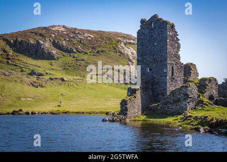 Wunderschöne Landschaft am Three Castle Head mit alten Ruinen, einem schönen See und hohen Klippen auf der Halbinsel Mizen in der Grafschaft Cork in Irland Stockfoto