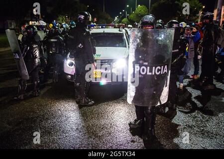 Bogota, Kolumbien. Juni 2021. Die Anti-Unruhen-Polizei nimmt während der Demonstration einen Protestierenden in einem Polizeiauto mit. Der 28. Juni markierte zwei Monate der Proteste in Kolumbien. In vielen Städten des Landes fanden Blockaden und Demonstrationen statt. Als Reaktion darauf setzte die Regierung eine Anti-Unruhen-Polizei ein und löste Zusammenstöße aus, bei denen Hunderte von Demonstranten verletzt wurden. Kredit: SOPA Images Limited/Alamy Live Nachrichten Stockfoto