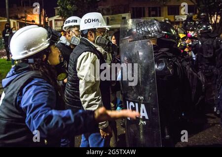 Bogota, Kolumbien. Juni 2021. Mitglieder der Menschenrechtsgruppe werden während der Demonstration mit der Bereitschaftspolizei streiten sehen.am 28. Juni gab es zwei Monate Proteste in Kolumbien. In vielen Städten des Landes fanden Blockaden und Demonstrationen statt. Als Reaktion darauf setzte die Regierung eine Anti-Unruhen-Polizei ein und löste Zusammenstöße aus, bei denen Hunderte von Demonstranten verletzt wurden. Kredit: Antonio Cascio/SOPA Images/ZUMA Wire/Alamy Live Nachrichten Stockfoto