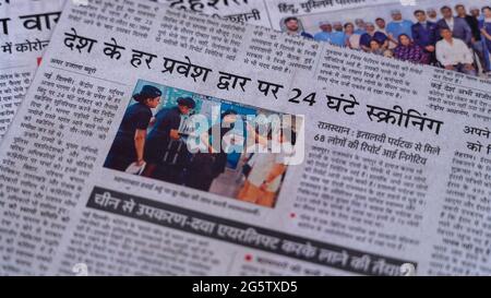 Dehradun, Uttarakhand Indien 28. Juni 2021. Hindi, Coronavirus COVID-19 News Headline in Newspaper of India. Schlagzeilen aus dem Monat März, April 2020. Stockfoto