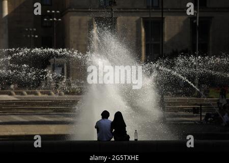 Warschau, Polen. Juni 2021. Am 29. Juni 2021 werden die Bewohner an einem Brunnen im Kultur- und Wissenschaftspalast in Warschau, Polen, gesehen. Quelle: Str/Xinhua/Alamy Live News Stockfoto