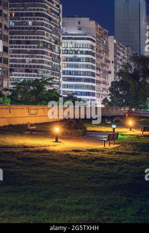 Garten neben alten Gebäuden in Kowloon, Hongkong, bei Nacht Stockfoto