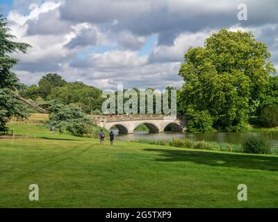 Sommer auf dem Gelände des Compton Verney House, Warwickshire, Großbritannien; Landschaft von Capability Brown, Brücke von Robert Adam entworfen. Stockfoto