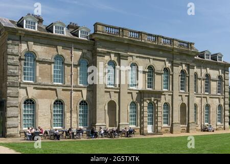 Besucher genießen ein Mittagessen im Freien bei Sonnenschein im Sommer, Compton Verney House, Warwickshire, Großbritannien Stockfoto