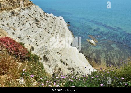 ITALIEN. SIZILIEN. AGRIGENTE. REALMONTE. DIE SCALA DEI TURCHI, WEISSE KLIPPE AUS KALKSTEIN. SEIN NAME WURDE NACH DEN PIRATEN GEGEBEN, DIE IHN BENUTZEN SOLLTEN Stockfoto