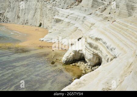 ITALIEN. SIZILIEN. AGRIGENTE. REALMONTE. DIE SCALA DEI TURCHI, WEISSE KLIPPE AUS KALKSTEIN. SEIN NAME WURDE NACH DEN PIRATEN GEGEBEN, DIE IHN BENUTZEN SOLLTEN Stockfoto