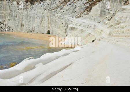 ITALIEN. SIZILIEN. AGRIGENTE. REALMONTE. DIE SCALA DEI TURCHI, WEISSE KLIPPE AUS KALKSTEIN. SEIN NAME WURDE NACH DEN PIRATEN GEGEBEN, DIE IHN BENUTZEN SOLLTEN Stockfoto