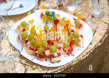 Ameisen essen aus der Nähe vom Buffet. Stockfoto