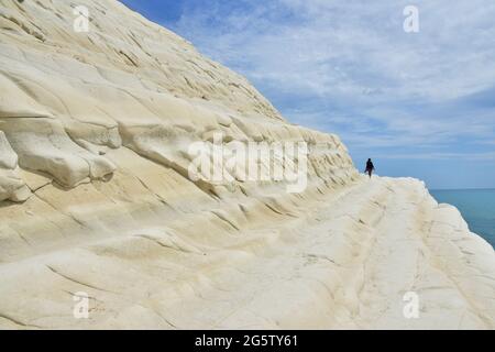 ITALIEN. SIZILIEN. AGRIGENTE. REALMONTE. DIE SCALA DEI TURCHI, WEISSE KLIPPE AUS KALKSTEIN. SEIN NAME WURDE NACH DEN PIRATEN GEGEBEN, DIE IHN BENUTZEN SOLLTEN Stockfoto