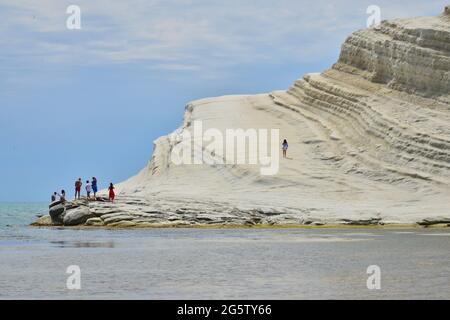 ITALIEN. SIZILIEN. AGRIGENTE. REALMONTE. DIE SCALA DEI TURCHI, WEISSE KLIPPE AUS KALKSTEIN. SEIN NAME WURDE NACH DEN PIRATEN GEGEBEN, DIE IHN BENUTZEN SOLLTEN Stockfoto