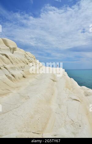 ITALIEN. SIZILIEN. AGRIGENTE. REALMONTE. DIE SCALA DEI TURCHI, WEISSE KLIPPE AUS KALKSTEIN. SEIN NAME WURDE NACH DEN PIRATEN GEGEBEN, DIE IHN BENUTZEN SOLLTEN Stockfoto