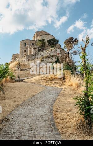 Steindorf Petralia Soprana, das höchste Dorf in der Madonie-Bergkette, Sizilien, Italien.Kirche Santa Maria di Loreto bei Sonnenuntergang.malerisch Stockfoto