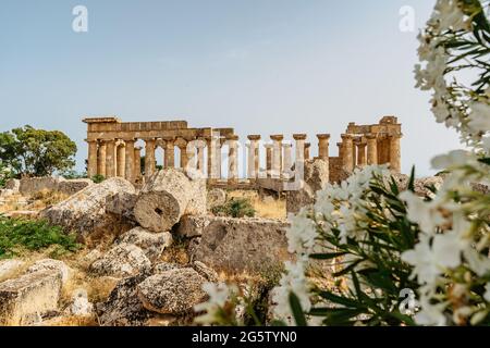 Der Tempel von Hera im Archäologischen Park Selinunte, Sizilien, Italien.Ruinen von Wohn- und Geschäftsgebäuden in der antiken griechischen Stadt Selinus. Stockfoto