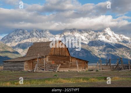 JACKSON, WYOMING, USA - 1. OKTOBER: Blick auf eine Molton-Scheune in der Mormon Row in der Nähe von Jackson Wyoming am 1. Oktober 2013 Stockfoto