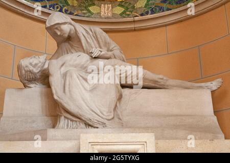 WIEN, ÖSTERREICH - 23. FEBRUAR 2011: Die Statue der modernen Pieta in St. Kirche der Franken von Assisi von August Weirich (Anfang 20. Jh.) Stockfoto