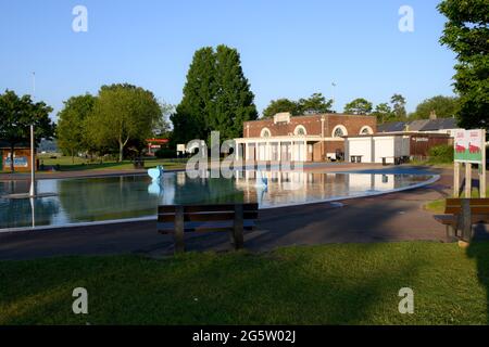 Die Kreuzung am Blackpill Lido diente einst als Bahnhof für die Mumbles-Personendampfbahn und ist ein schönes Beispiel für Jugendstil-Architektur. Stockfoto