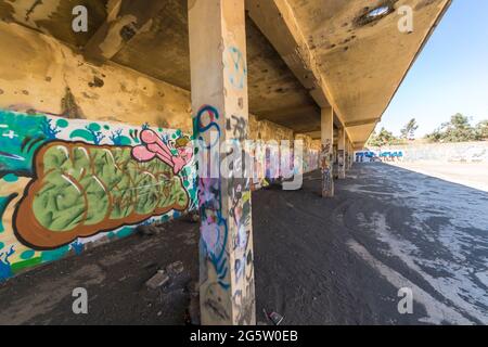 Golan Heights, Israel. Das ehemalige Hauptquartier des syrischen Geheimdienstes, jetzt verlassen und graffitti-bedeckt. Stockfoto