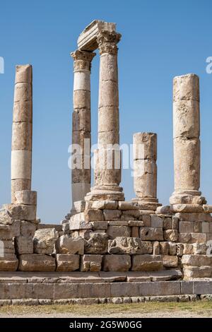 Tempel des Herkules in der Zitadelle von Amman ist ein historischer Ort im Zentrum der Innenstadt von Amman, Jordanien. In Arabisch ist bekannt als Jabal al-Qal'a. Stockfoto