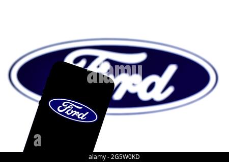 Barcelona, Katalonien, Spanien. Juni 2021. In dieser Abbildung ist ein Ford Motor Company Logo auf einem Smartphone mit einem Ford Motor Company Logo im Hintergrund zu sehen. Quelle: Thiago Prudencio/DAX/ZUMA Wire/Alamy Live News Stockfoto