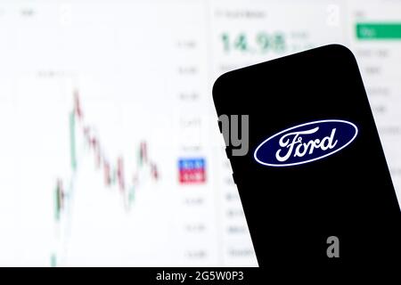 Barcelona, Katalonien, Spanien. Juni 2021. In dieser Abbildung ist ein Logo der Ford Motor Company auf einem Smartphone mit den Börseninformationen der Ford Motor Company im Hintergrund zu sehen. Quelle: Thiago Prudencio/DAX/ZUMA Wire/Alamy Live News Stockfoto