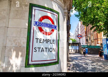 Schild Temple Station, Victoria Embankment, London, Großbritannien Stockfoto