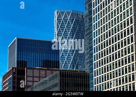 Wolkenkratzer aus Glas und Stahl in Canary Wharf, East London, Großbritannien Stockfoto