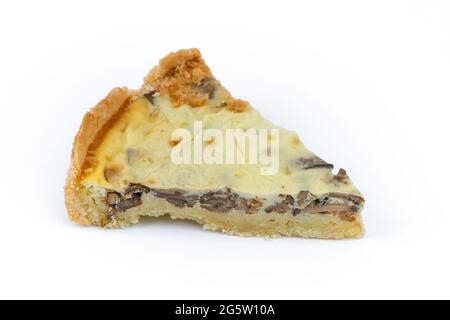 Nahaufnahme eines breiten Studioaufnahmen einer Scheibe gelber französischer salziger Kuchen oder Quiche, mit auf weißem Hintergrund isolierten Pilzen Stockfoto