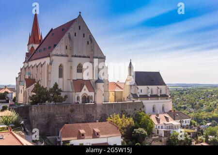 Historische Nikolaikirche auf dem Hügel in Znojmo, Tschechische Republik Stockfoto