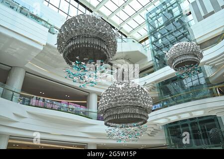 Guiyang, Guiyang, China. 30. Juni 2021. Am 30. Juni 2021 erschien in einem großen Einkaufszentrum im Bezirk Guanshanhu, Stadt Guiyang, Provinz Guizhou, ein riesiger silberner Hut mit der Kopfkrone eines Miao-Mädchens.Es ist bekannt, dass diese riesige silberne Kronenkappe vollständig nach der Kopfbedeckung der Miao-Mädchen im Südosten von Guizhou, Guizhou, hergestellt wurde. Es ist das beste Miao Silber und hat einen hohen ornamentalen und künstlerischen Wert. Wenn die Leute in dieses Einkaufszentrum gehen, sind sie die ersten, die peopleÃ¢â‚¬â„¢Augen sehen. Dies ist ein so schönes Accessoire.Guizhou ist eine multiethnische Provinz. Unter den ethnischen Minderheiten, Stockfoto