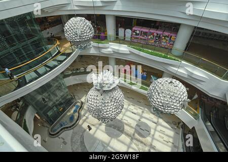 Guiyang, Guiyang, China. 30. Juni 2021. Am 30. Juni 2021 erschien in einem großen Einkaufszentrum im Bezirk Guanshanhu, Stadt Guiyang, Provinz Guizhou, ein riesiger silberner Hut mit der Kopfkrone eines Miao-Mädchens.Es ist bekannt, dass diese riesige silberne Kronenkappe vollständig nach der Kopfbedeckung der Miao-Mädchen im Südosten von Guizhou, Guizhou, hergestellt wurde. Es ist das beste Miao Silber und hat einen hohen ornamentalen und künstlerischen Wert. Wenn die Leute in dieses Einkaufszentrum gehen, sind sie die ersten, die peopleÃ¢â‚¬â„¢Augen sehen. Dies ist ein so schönes Accessoire.Guizhou ist eine multiethnische Provinz. Unter den ethnischen Minderheiten, Stockfoto