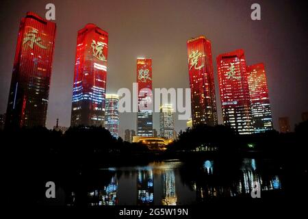 Peking, Peking, China. 30. Juni 2021. Am 29. Juni 2021, in Peking, um den 100. Jahrestag der Gründung der Kommunistischen Partei Chinas zu feiern, wurde am 1. Juli in Peking eine festliche Beleuchtung aktiviert. Quelle: SIPA Asia/ZUMA Wire/Alamy Live News Stockfoto