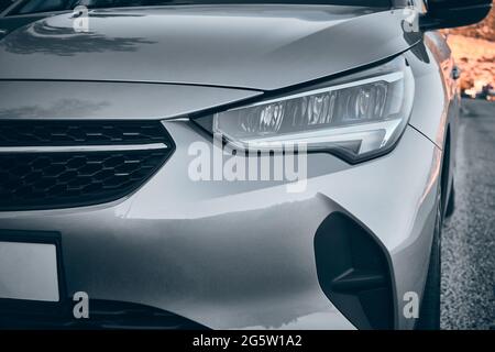 LED-Scheinwerfer von modernen Auto Nahaufnahme Stockfoto