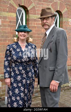 Paar in 1940er-Kostümen während der jährlichen Veranstaltung war on the Line am Bahnhof von Alresford, Alresford, Hants, 13. Juni 2021. Stockfoto