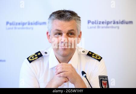 Potsdam, Deutschland. 30. Juni 2021. Oliver Stepien, Polizeichef des Landes Brandenburg, wartet während einer Pressekonferenz auf Fragen von Journalisten. Eines der Themen war die Einrichtung eines Ansprechpartners für Extremismus und gruppenbezogene Menschenfeindungen. Quelle: Soeren Stache/dpa-Zentralbild/ZB/dpa/Alamy Live News Stockfoto