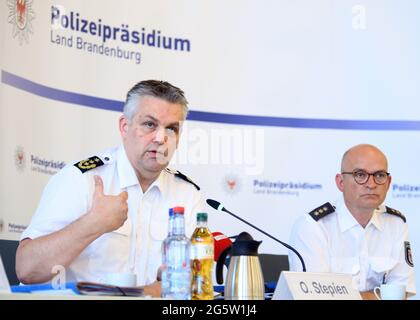 Potsdam, Deutschland. 30. Juni 2021. Oliver Stepien (l.), Polizeichef des Landes Brandenburg, spricht während einer Pressekonferenz. Neben ihm sitzt Polizeidirektor Andreas Wimmer, neu eingereihte Kontaktperson für Extremismus und gruppenbasierte Feindseligkeit. Quelle: Soeren Stache/dpa-Zentralbild/ZB/dpa/Alamy Live News Stockfoto