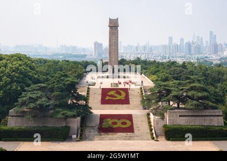 Nanjing, Nanjing, China. 30. Juni 2021. Am 29. Juni 2021 wurde vor dem Märtyrerdenkmal auf dem Märtyrerfriedhof von Yuhuatai in Nanjing eine großformatige Blumenlandschaft aus Zehntausenden Blumentöpfen eingerichtet, um den 100. Jahrestag der Gründung der Kommunistischen Partei Chinas zu feiern. Quelle: SIPA Asia/ZUMA Wire/Alamy Live News Stockfoto