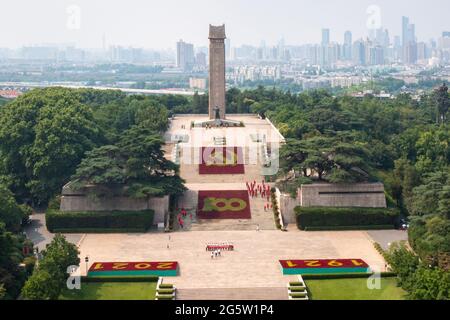 Nanjing, Nanjing, China. 30. Juni 2021. Am 29. Juni 2021 wurde vor dem Märtyrerdenkmal auf dem Märtyrerfriedhof von Yuhuatai in Nanjing eine großformatige Blumenlandschaft aus Zehntausenden Blumentöpfen eingerichtet, um den 100. Jahrestag der Gründung der Kommunistischen Partei Chinas zu feiern. Quelle: SIPA Asia/ZUMA Wire/Alamy Live News Stockfoto