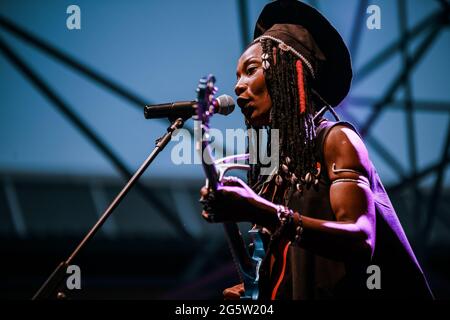 Fatoumata Diawara, eine der wichtigsten Vertreterinnen der zeitgenössischen afrikanischen Musik, drückt ihre ganze Meisterschaft in den klaren und suggestiven Melodien aus, die durch das neue Album gehen. Der Sound der Platte respektiert die Ursprünge und ist ein Akt mutiger Experimente, der Fatoumata Diawara als neue Sprecherin für das junge Afrika charakterisiert, die sich seiner Wurzeln bewusst ist, aber eine selbstbewusste Vision in Richtung Zukunft und universeller Sprache hat. Tatsächlich ist Fatoumata zweifellos eine der charismatischsten Figuren der aktuellen afrikanischen Musikszene und eine der intensivsten Stimmen i Stockfoto