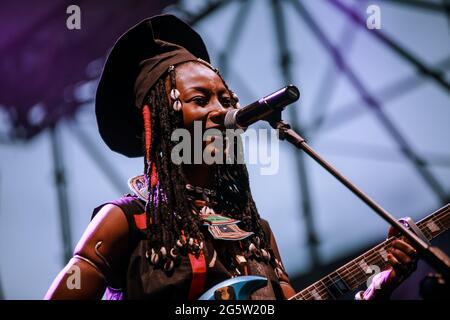 Fatoumata Diawara, eine der wichtigsten Vertreterinnen der zeitgenössischen afrikanischen Musik, drückt ihre ganze Meisterschaft in den klaren und suggestiven Melodien aus, die durch das neue Album gehen. Der Sound der Platte respektiert die Ursprünge und ist ein Akt mutiger Experimente, der Fatoumata Diawara als neue Sprecherin für das junge Afrika charakterisiert, die sich seiner Wurzeln bewusst ist, aber eine selbstbewusste Vision in Richtung Zukunft und universeller Sprache hat. Tatsächlich ist Fatoumata zweifellos eine der charismatischsten Figuren der aktuellen afrikanischen Musikszene und eine der intensivsten Stimmen i Stockfoto