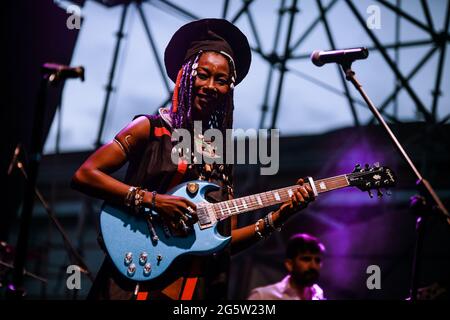 Fatoumata Diawara, eine der wichtigsten Vertreterinnen der zeitgenössischen afrikanischen Musik, drückt ihre ganze Meisterschaft in den klaren und suggestiven Melodien aus, die durch das neue Album gehen. Der Sound der Platte respektiert die Ursprünge und ist ein Akt mutiger Experimente, der Fatoumata Diawara als neue Sprecherin für das junge Afrika charakterisiert, die sich seiner Wurzeln bewusst ist, aber eine selbstbewusste Vision in Richtung Zukunft und universeller Sprache hat. Tatsächlich ist Fatoumata zweifellos eine der charismatischsten Figuren der aktuellen afrikanischen Musikszene und eine der intensivsten Stimmen i Stockfoto