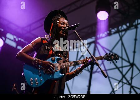 Fatoumata Diawara, eine der wichtigsten Vertreterinnen der zeitgenössischen afrikanischen Musik, drückt ihre ganze Meisterschaft in den klaren und suggestiven Melodien aus, die durch das neue Album gehen. Der Sound der Platte respektiert die Ursprünge und ist ein Akt mutiger Experimente, der Fatoumata Diawara als neue Sprecherin für das junge Afrika charakterisiert, die sich seiner Wurzeln bewusst ist, aber eine selbstbewusste Vision in Richtung Zukunft und universeller Sprache hat. Tatsächlich ist Fatoumata zweifellos eine der charismatischsten Figuren der aktuellen afrikanischen Musikszene und eine der intensivsten Stimmen i Stockfoto