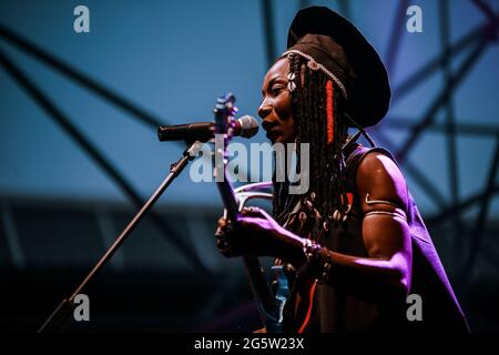 Fatoumata Diawara, eine der wichtigsten Vertreterinnen der zeitgenössischen afrikanischen Musik, drückt ihre ganze Meisterschaft in den klaren und suggestiven Melodien aus, die durch das neue Album gehen. Der Sound der Platte respektiert die Ursprünge und ist ein Akt mutiger Experimente, der Fatoumata Diawara als neue Sprecherin für das junge Afrika charakterisiert, die sich seiner Wurzeln bewusst ist, aber eine selbstbewusste Vision in Richtung Zukunft und universeller Sprache hat. Tatsächlich ist Fatoumata zweifellos eine der charismatischsten Figuren der aktuellen afrikanischen Musikszene und eine der intensivsten Stimmen i Stockfoto