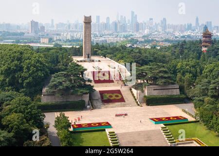 Nanjing, Nanjing, China. 30. Juni 2021. Am 29. Juni 2021 wurde vor dem Märtyrerdenkmal auf dem Märtyrerfriedhof von Yuhuatai in Nanjing eine großformatige Blumenlandschaft aus Zehntausenden Blumentöpfen eingerichtet, um den 100. Jahrestag der Gründung der Kommunistischen Partei Chinas zu feiern. Quelle: SIPA Asia/ZUMA Wire/Alamy Live News Stockfoto