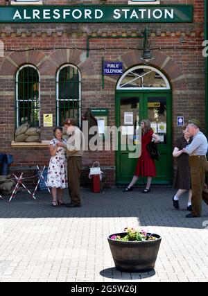 Allgemeine Ansicht des Außenbahnhofs von Alresford mit Menschen in den 1940er Jahren während der jährlichen Veranstaltung „war on the Line“, Alresford, Hampshire, Großbritannien. Stockfoto