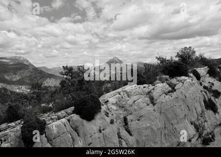 Blick nach Norden auf die Alpes de Haute Provence von Belvédère de la Carelle, Gorges du Verdon Stockfoto