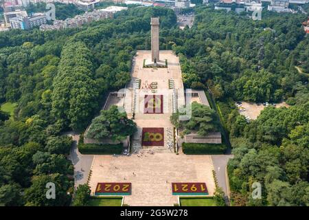 Nanjing, Nanjing, China. 30. Juni 2021. Am 29. Juni 2021 wurde vor dem Märtyrerdenkmal auf dem Märtyrerfriedhof von Yuhuatai in Nanjing eine großformatige Blumenlandschaft aus Zehntausenden Blumentöpfen eingerichtet, um den 100. Jahrestag der Gründung der Kommunistischen Partei Chinas zu feiern. Quelle: SIPA Asia/ZUMA Wire/Alamy Live News Stockfoto