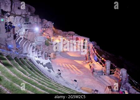 Minack Theatre at Night - Blick auf eine leere Bühne, Cornwall, Großbritannien Stockfoto