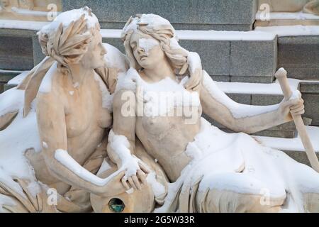 Wien - Detail allegorischer Statuen von Elbe und Moldau vor dem Wiener Parlament als Teil des Pallas-Athene-Brunnens. Stockfoto