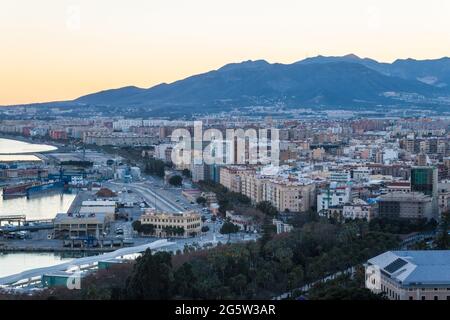 Luftaufnahme eines Hafens in Malaga bei Sonnenuntergang, Spanien Stockfoto