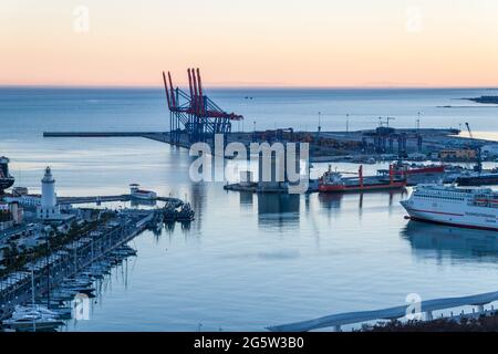 MALAGA, SPANIEN - 25. JAN 2015: Abendliche Luftaufnahme eines Hafens in Malaga, Spanien Stockfoto